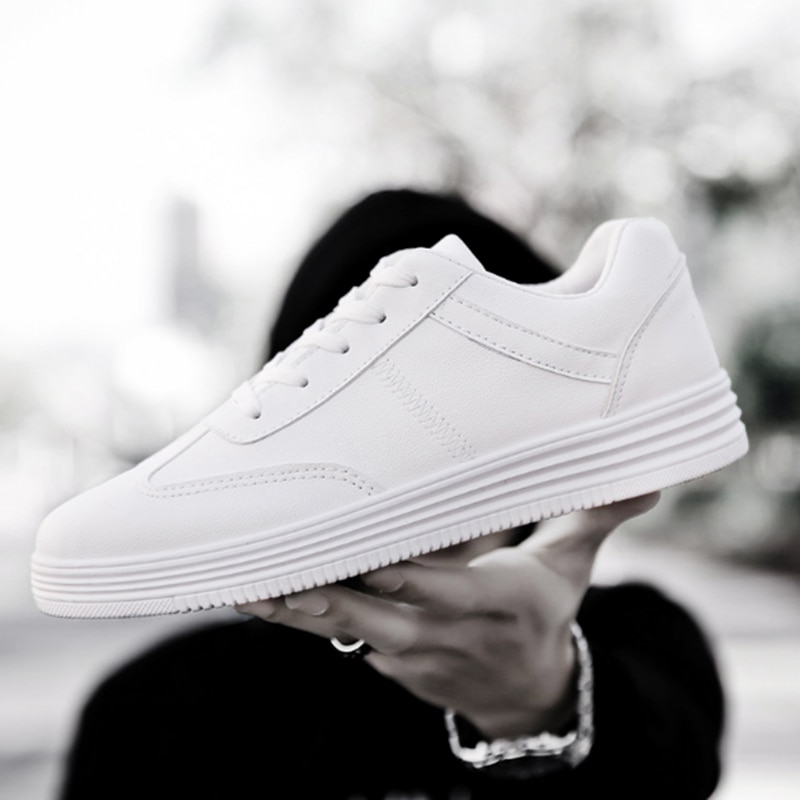 Män sneakers mjukt läder fritidsskor platt märke sneakers herr vita skor svarta plattor