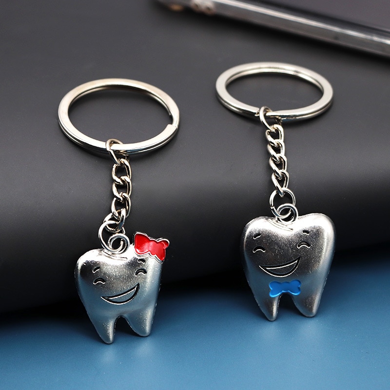 Llaveros con forma de modelo de dientes de dibujos animados, llaveros de acero inoxidable, de clínica Dental, decoración de dentista, 2 uds.