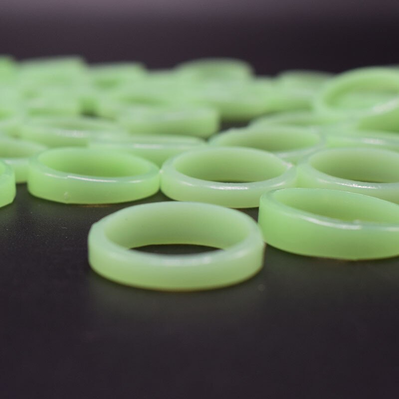 50 pz/lotto gioielli anelli luminosi gioielli fluorescenti carino bagliore di plastica nel buio anello di barretta festa di Halloween