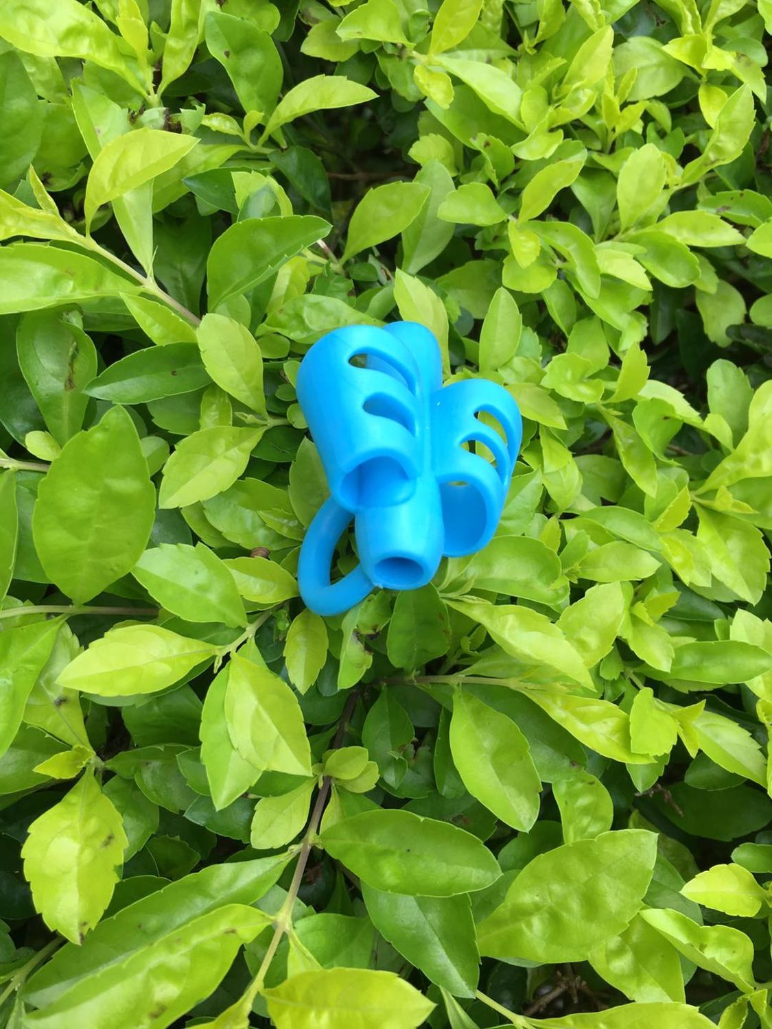 genuine two-finger TPR pencil holder pen holder sleeve writing learning correction tool pen holding corrector holder sleeve: Blue(three-finger)