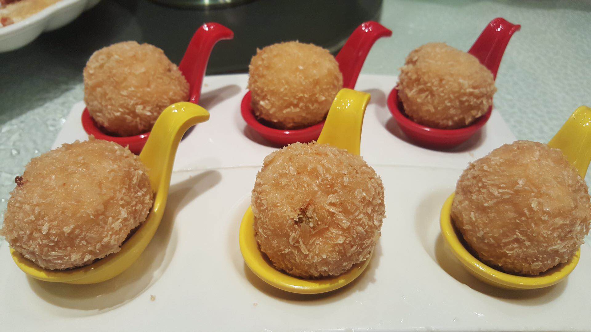 2Pcs Ceramic Spoon Tableware Soy Sauce Dish Home Sauce Mini Spoon Spoons Cuttlefish Balls Placed On A Saucer Tableware