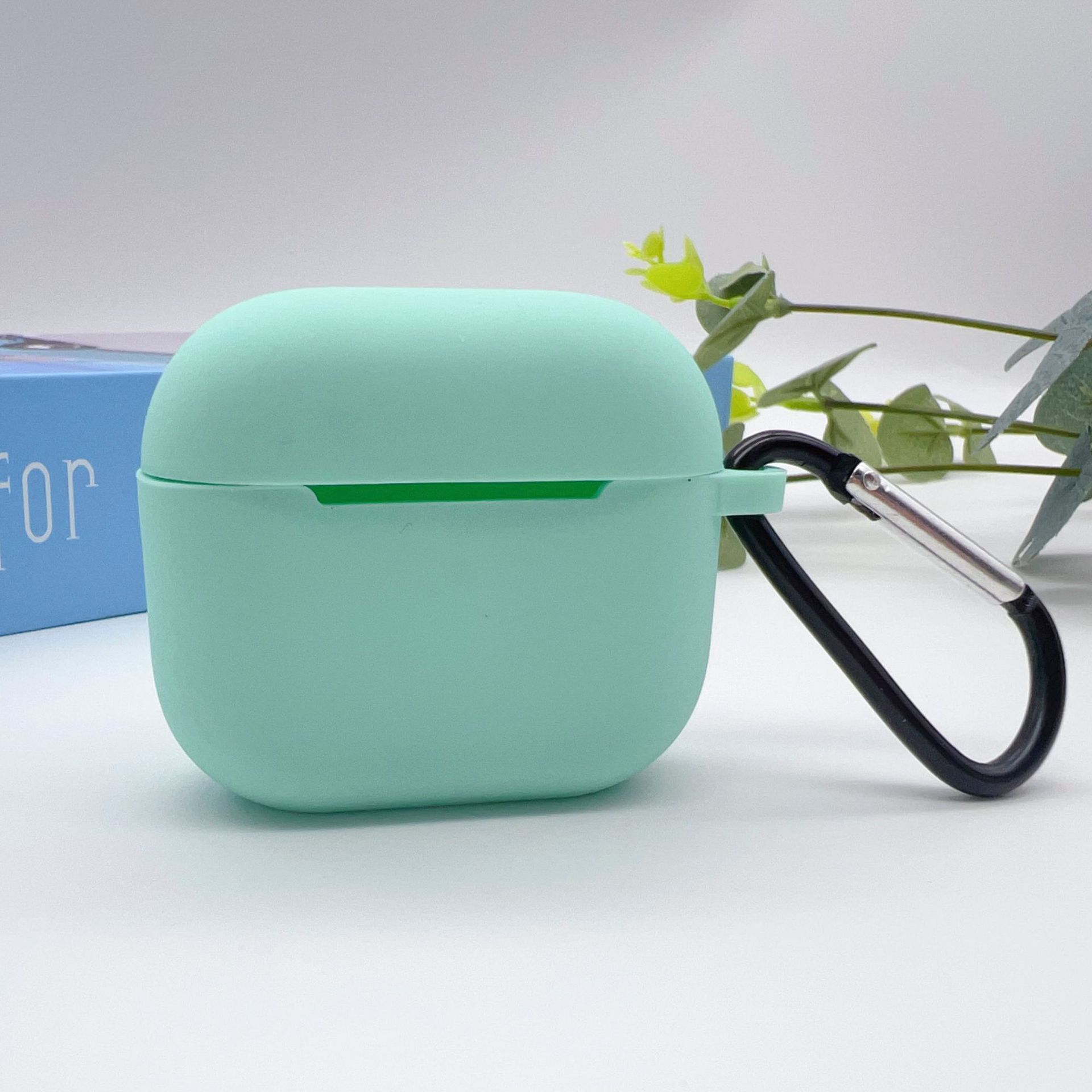 OUIO Funda para auriculares inalámbricos Funda protectora de cobertura total con hebilla colgante, funda para auriculares de gel de sílice para AirPods 4: Menta
