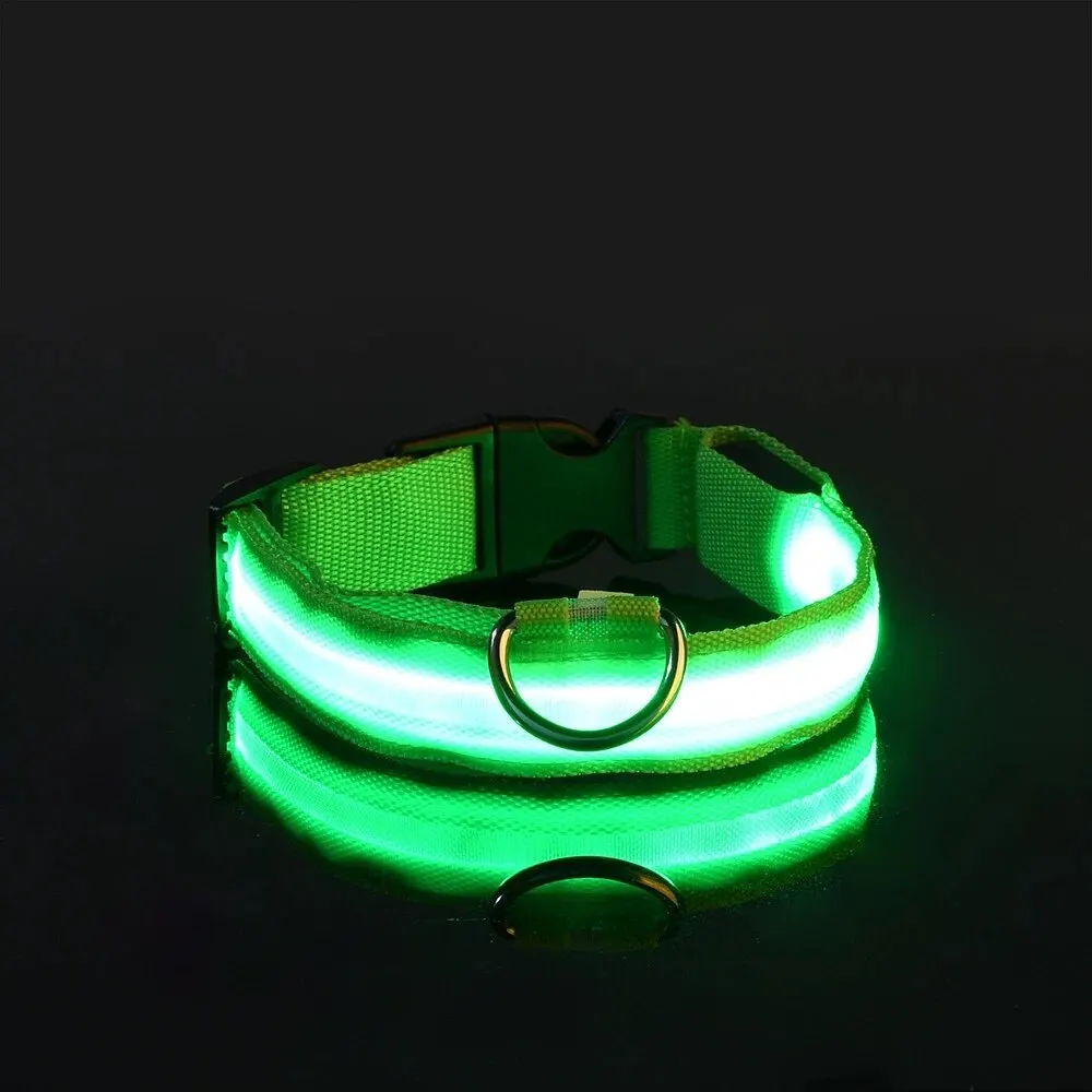 Collar de perro con luz LED, Collar de seguridad para caminar de noche, parpadeo que brilla en la oscuridad, Collar de batería para perro pequeño, mediano y grande: M / Blanco
