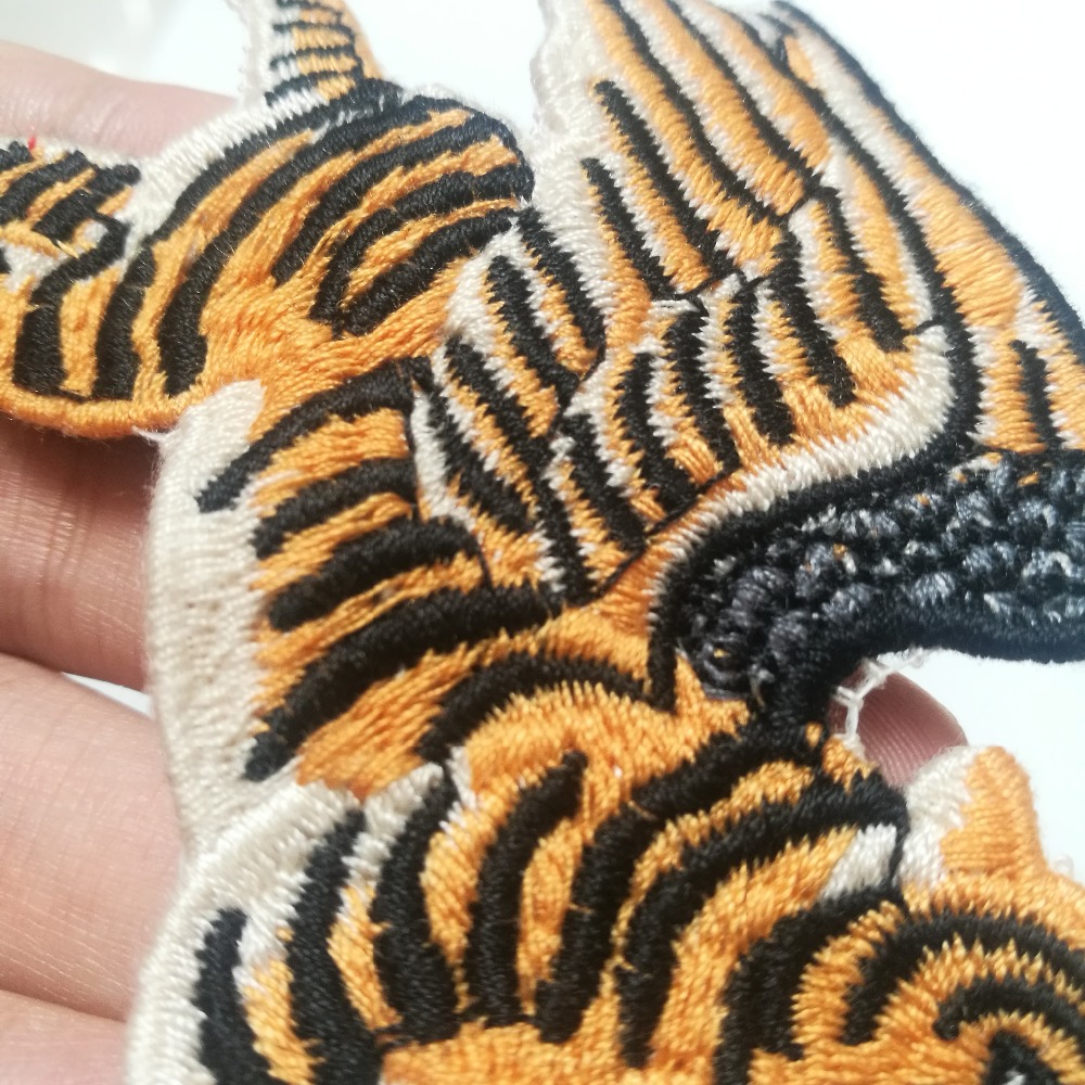 Parche bordado de con alas de tigre y mosca pequeña, apliques para coser, parches para camisa, bolso, chaqueta, insignias para ropa de animales