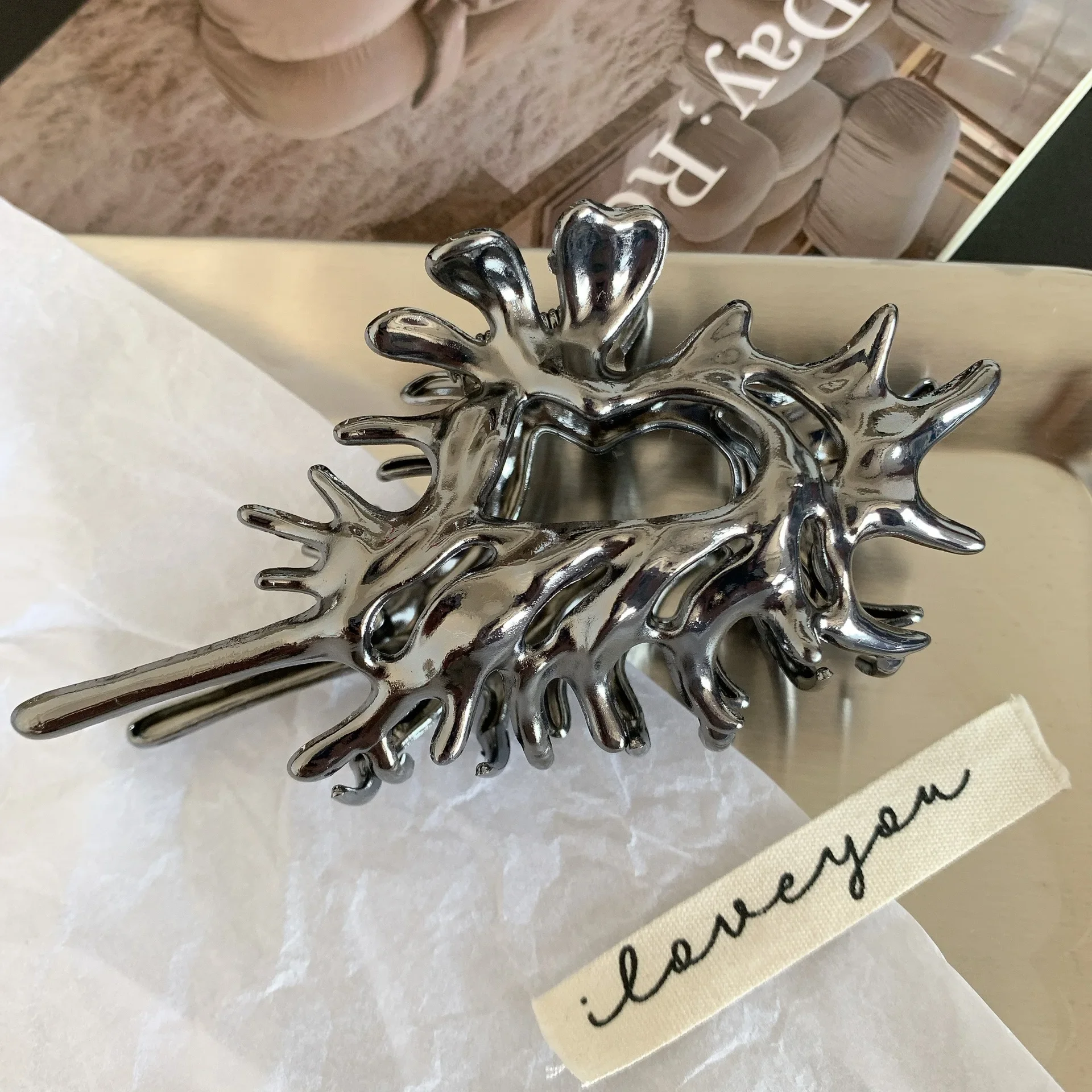 Creativity Unique Colorful Alien Metal Conch Hair Claws for Women Girl Y2K Hollow Headwear Shell Crab Hair Clip Hair Accessories: SKY BLUE