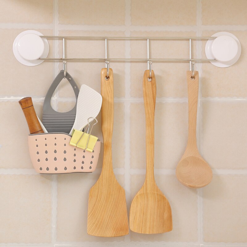 Afvoerrek voor vaatwasser, afvoer voor gootsteen in de keuken, blauwe schuurspons, stalen bal voor afwasmiddel, kleine plank schoonmaken