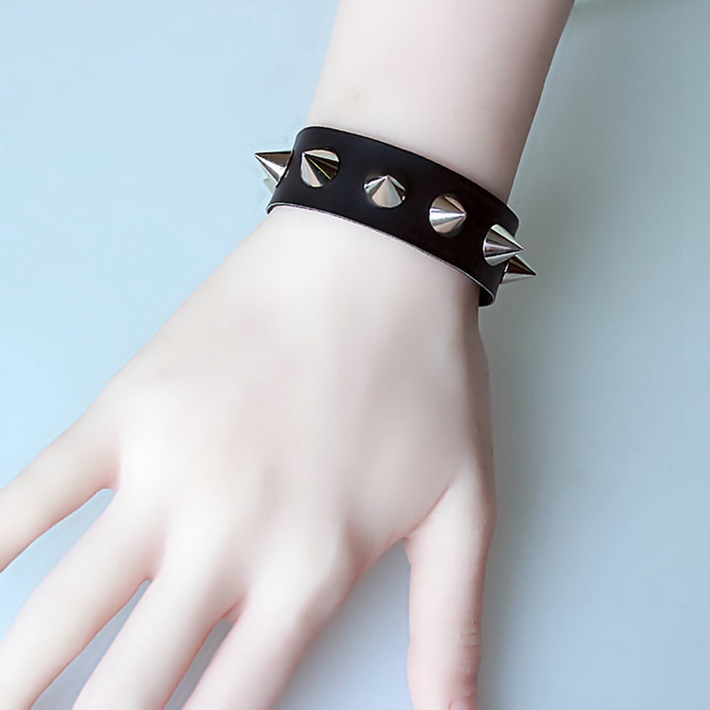 Unieke Spitse Armband Een Rij Spike Klinknagel Punk Gothic Rock Unisex Armbanden Voor Vrouwen Armbanden Sieraden Manchet Polsband