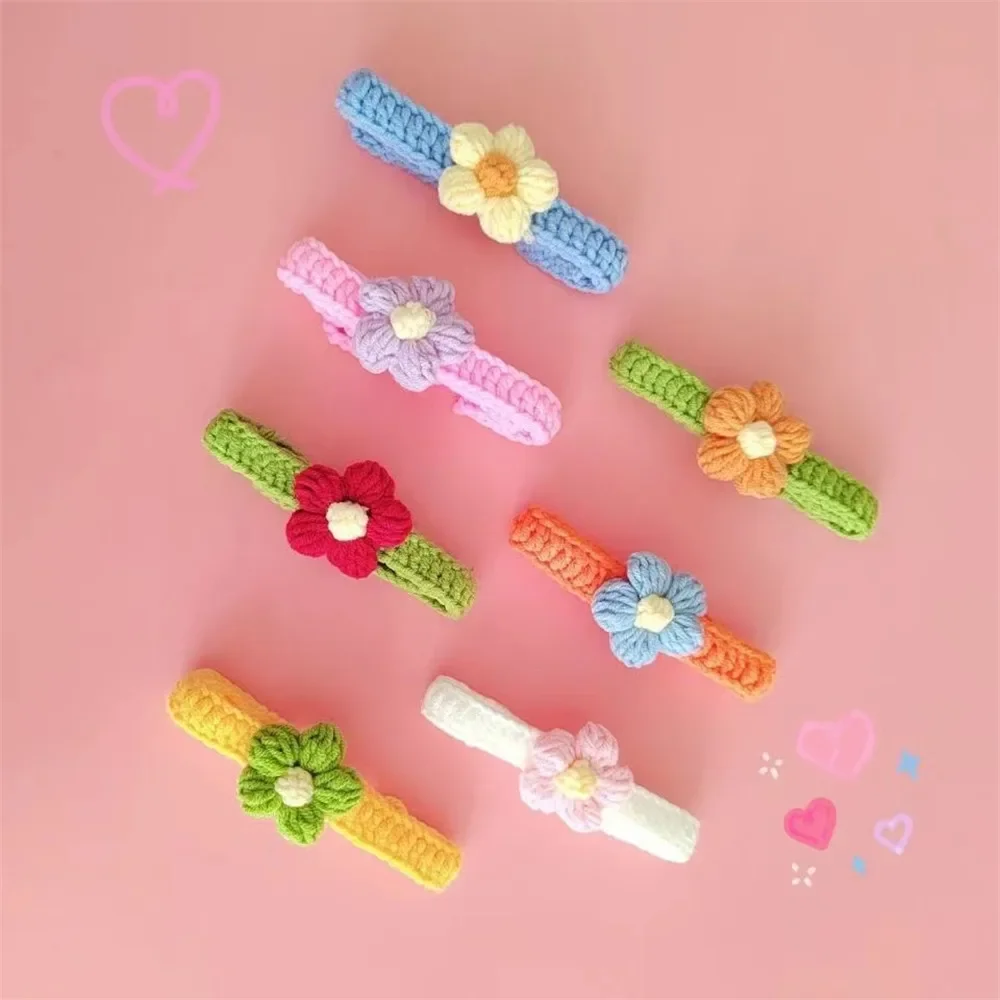 Collare per cani e gatti tutto'uncinetto Kawaii Collana di lana regolabile Fiori Accessori per il collo di animali domestici Cucciolo Gattino Sciarpa lavorata a maglia Papillon Regalo per animali domestici
