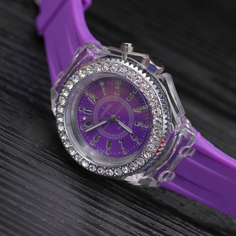 Damklänningar klocka silikon led självlysande kvinnor män sportarmbandsur 7 färger flash quartz klockor relogios masculino: Lila