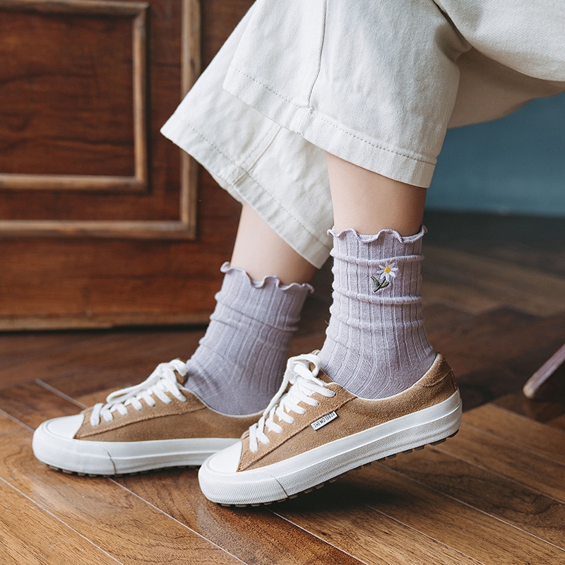 Streetwear Little daisies Embroider Cute Socks Women Japanese Korean Harajuku Style Kawaii Socks Autumn Winter for Ladies