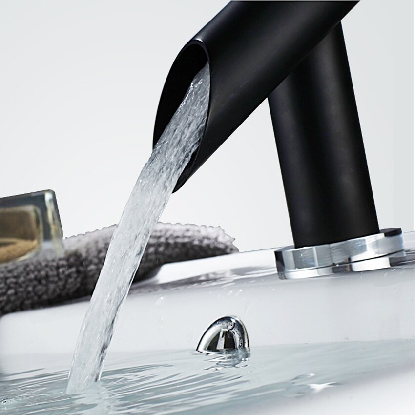 Sortmalet badeværelse vandhane filter bobler koldtvandsgreb håndtag