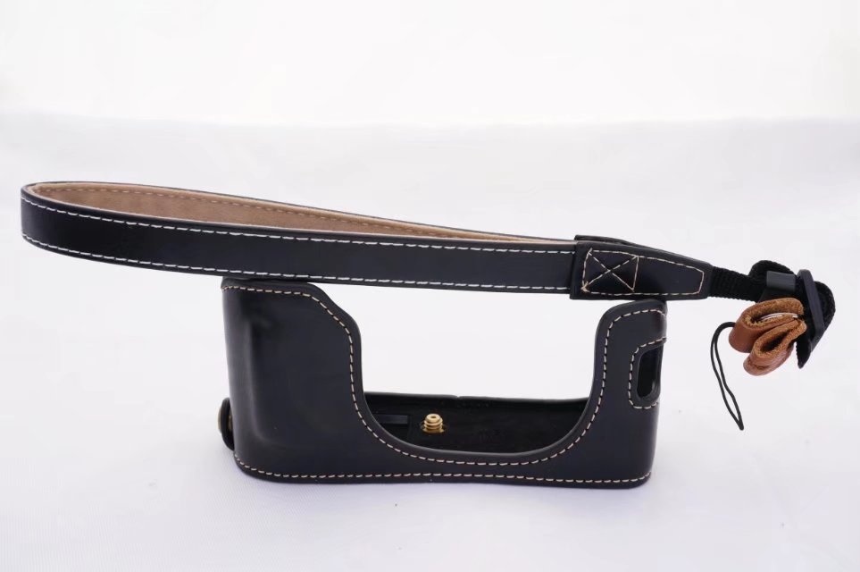 Étui pour caméra vidéo rétro, demi-boîtier en PU 1/4 à montage à vis, adapté à l&#39;appareil photo numérique Fujifilm FUJI X100F (noir/marron/café): Black with strap