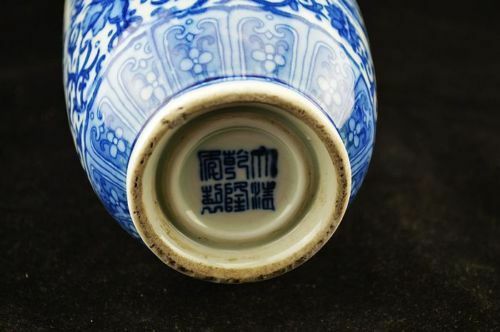 Chinese antique Painting/Blue and white porcelain Qianlong vase