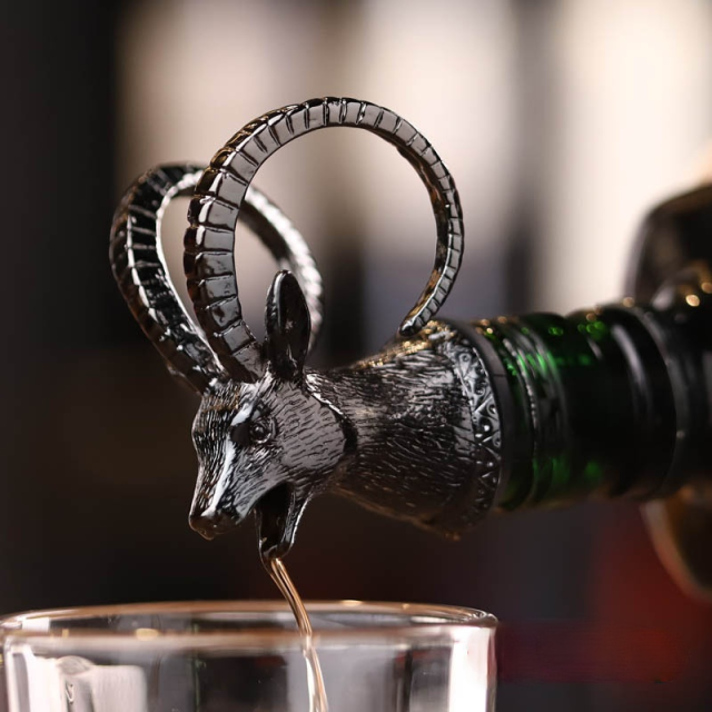 1 piece red wine pourer zinc alloy rhinoceros lion leopard antelope head wine stopper drink bar tool nightclub bar accessories: antelope    black