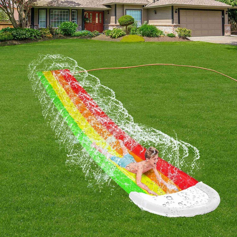 Græsplæne vandrutschebaner regnbue slip rutsjebane med stænk sprinkler og crash pad til børn baghave swimmingpool spil