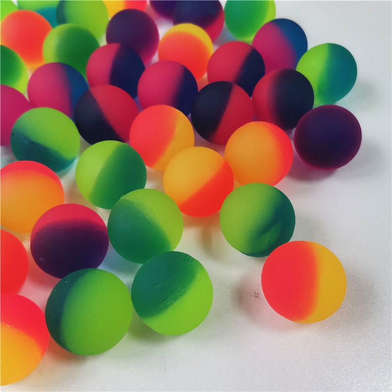 2.5 centimetri di gomma bicolore Gashapon che rimbalza palle rimbalzanti che saltano superficie opaca sport all&#39;aria aperta giocattoli divertenti per bambini