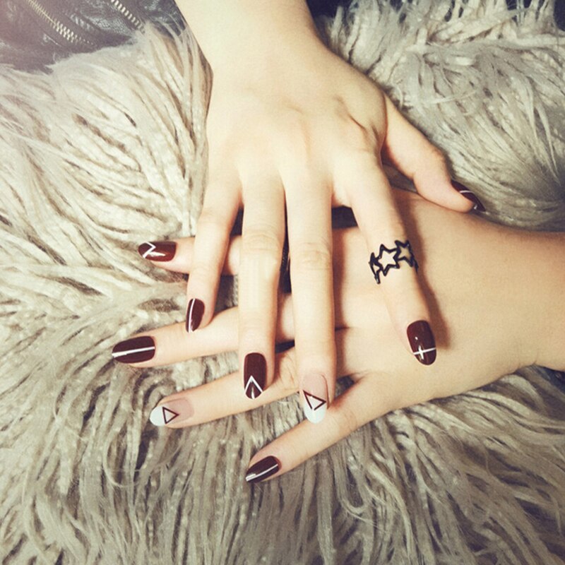 Eenvoudige 24 Stks/set Rode Gradiënt Jump Kleur Afgewerkt Nep Nagels Korte Size Volledige Nail Tips Patch Lady Art Tool: Ivoor