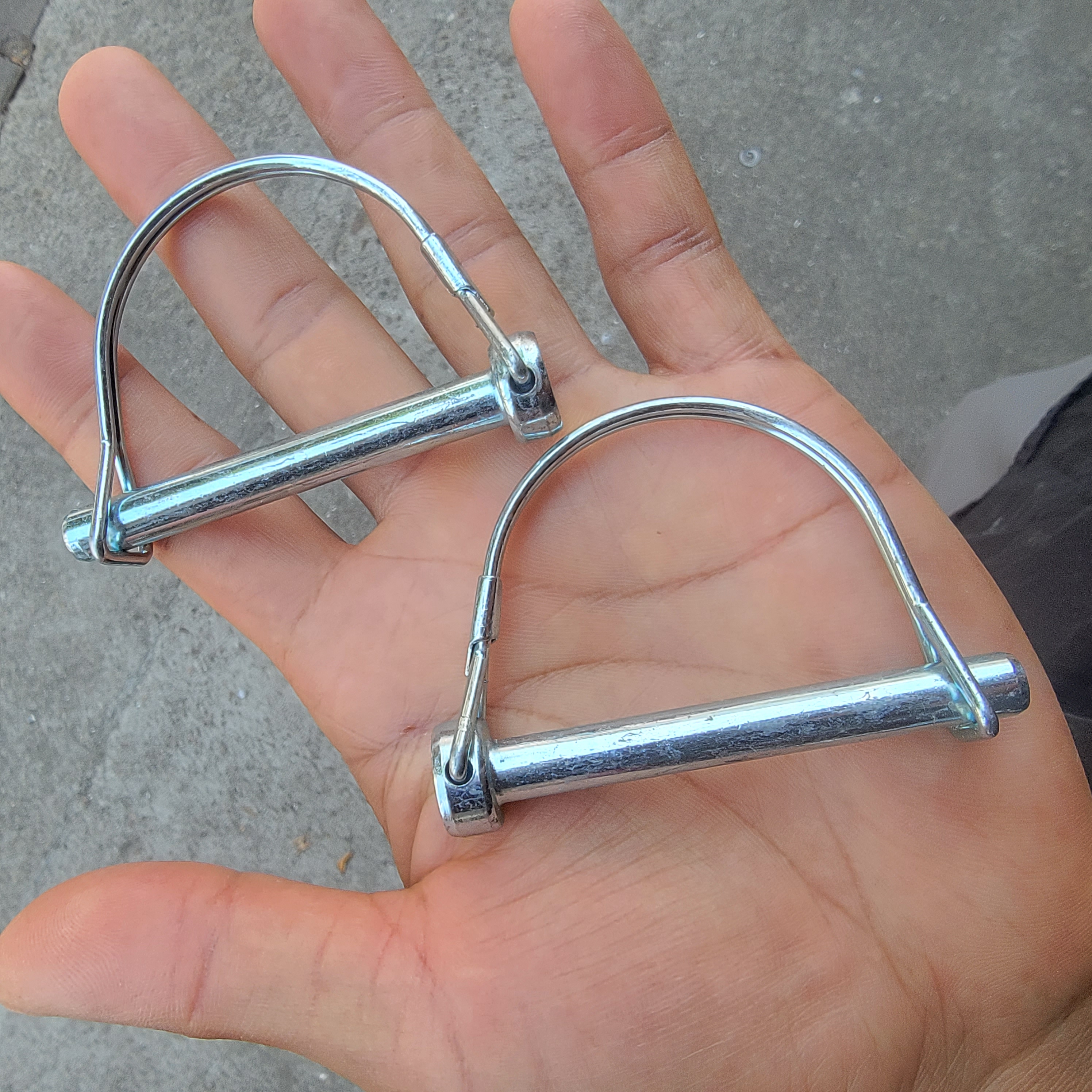 Quick lock and quick release pin for stage leg 10mmX60mm