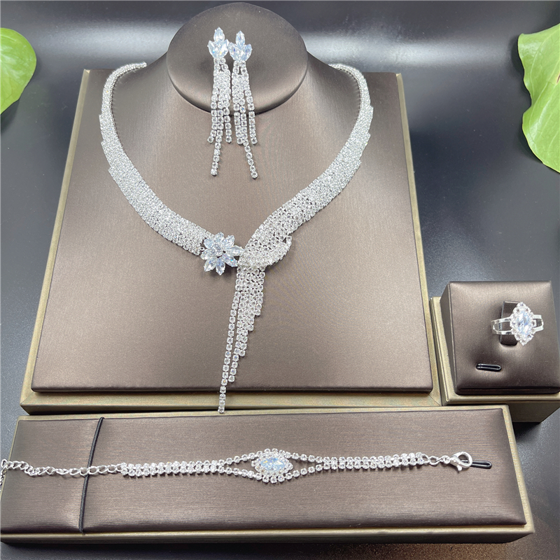 Mode Kristal Bruids Sieraden Sets Zilver Kleur Geometrische Choker Ketting Oorbellen Armband Ring Vier Stuk Bruiloft Sieraden Set: Goud-kleur