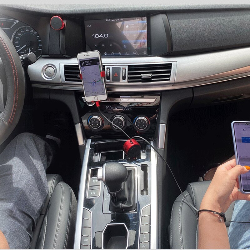 Drei-in-eins-autoladegerät mit zwei ausziehbaren kabeln 60w schnellladeadaptern und einem usb-c-anschluss für iphone und android.