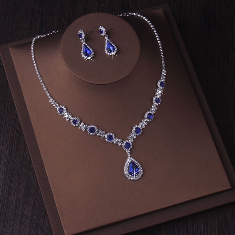Modisches Brautaccessoire-einstellen bestehend aus einer Halskette und einem Paar Ohrringe. Neues Hochzeitskleid, Kleideraccessoires, Hochzeit