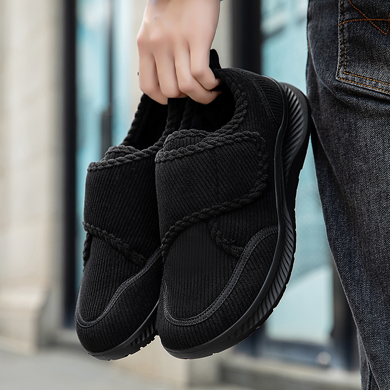 Comfortabele wandelschoenen met schokabsorberend en antislip bovenwerk, ademend materiaal en klittenbandsluiting voor gemakkelijk aan- en uittrekken.