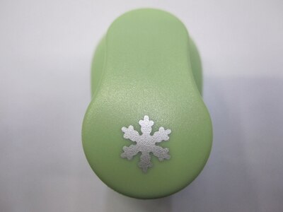 1pc 3/8 tuumaa (noin 0.8 cm)  leikekirjarei'itystä: Lumikukka