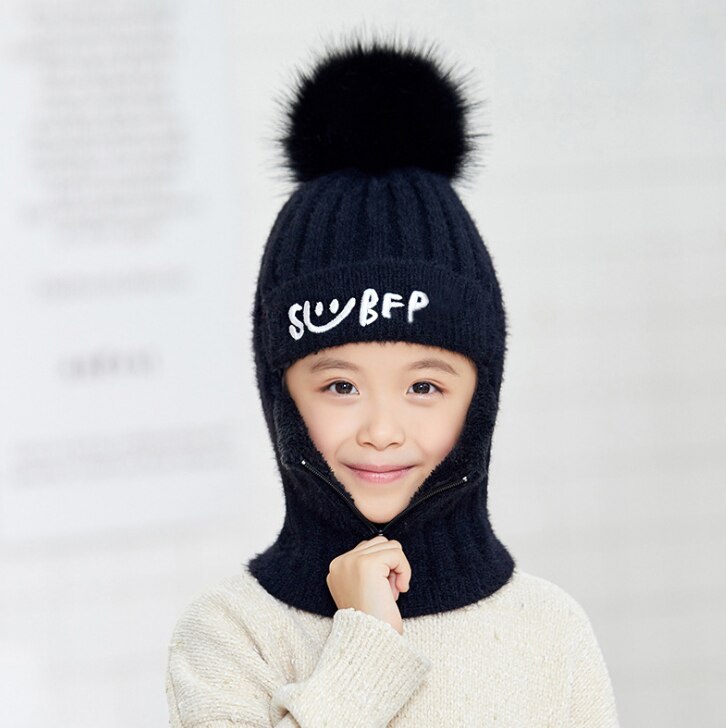 Jodimitty 2 -delige gebreide muts en sjaalset met haarbal en pompon, dikke winterwarme, schattige meisjesletter met smiley en rits: Kind zwart