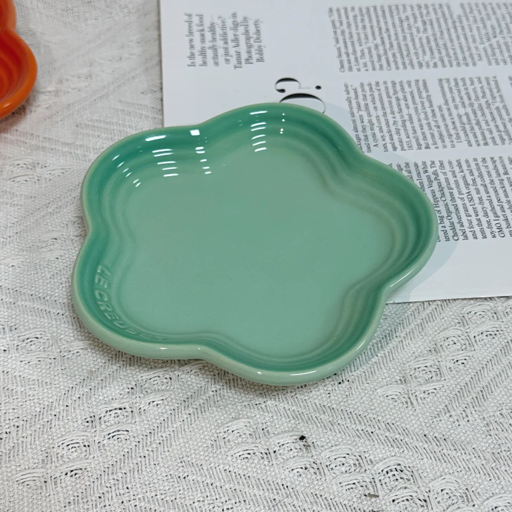 Plum Blossom Small Plate 5.5Inches 14cm Rainbow Sauce Plate Flower Shaped Pet Gradual Spike Bone Plate Tableware Ceramic Dishs: Light Grey