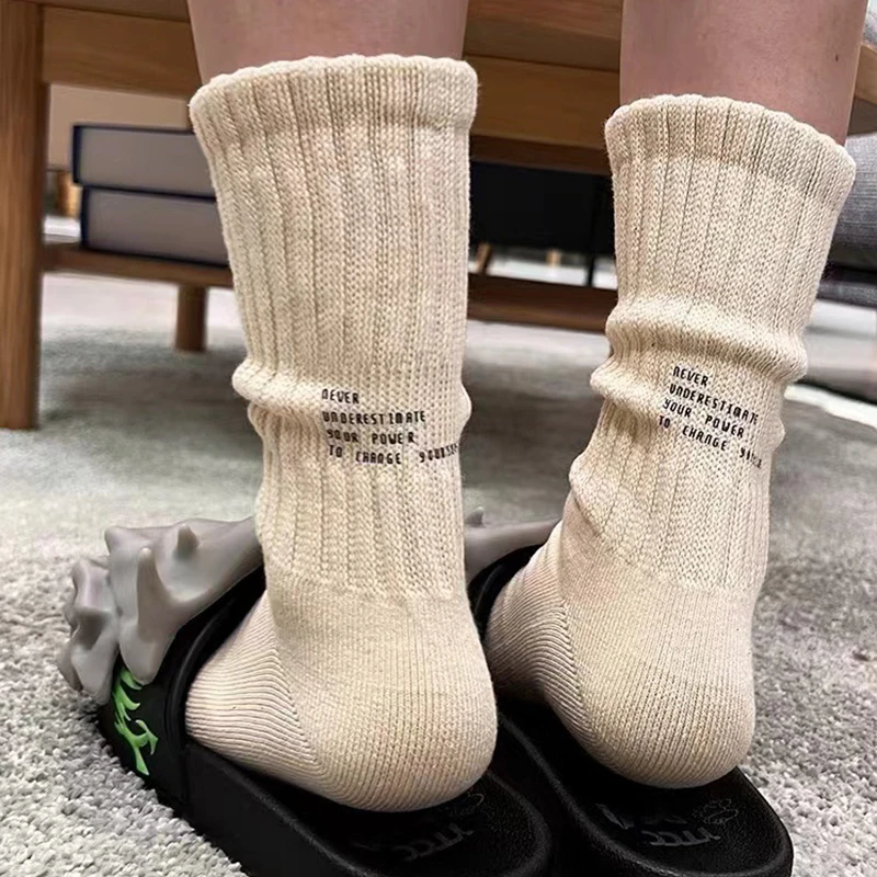 Herrstickade bokstavsstrumpor med medelstora tubstrumpor vintage japanska enfärgade förtjockade sportsstrumpor handduksbotten sportstrumpor för par: Elfenben