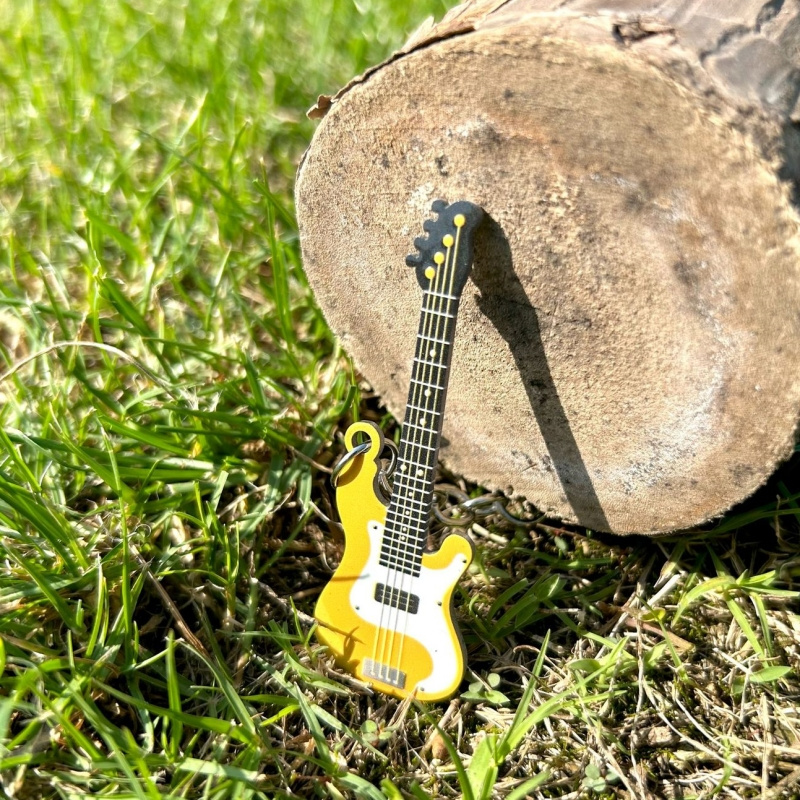 LLavero de guitarra nueva, bonito llavero de acero inoxidable con bajo para hombre y mujer, colgante para bolso, accesorios para llavero de coche, para amantes de la música 2023