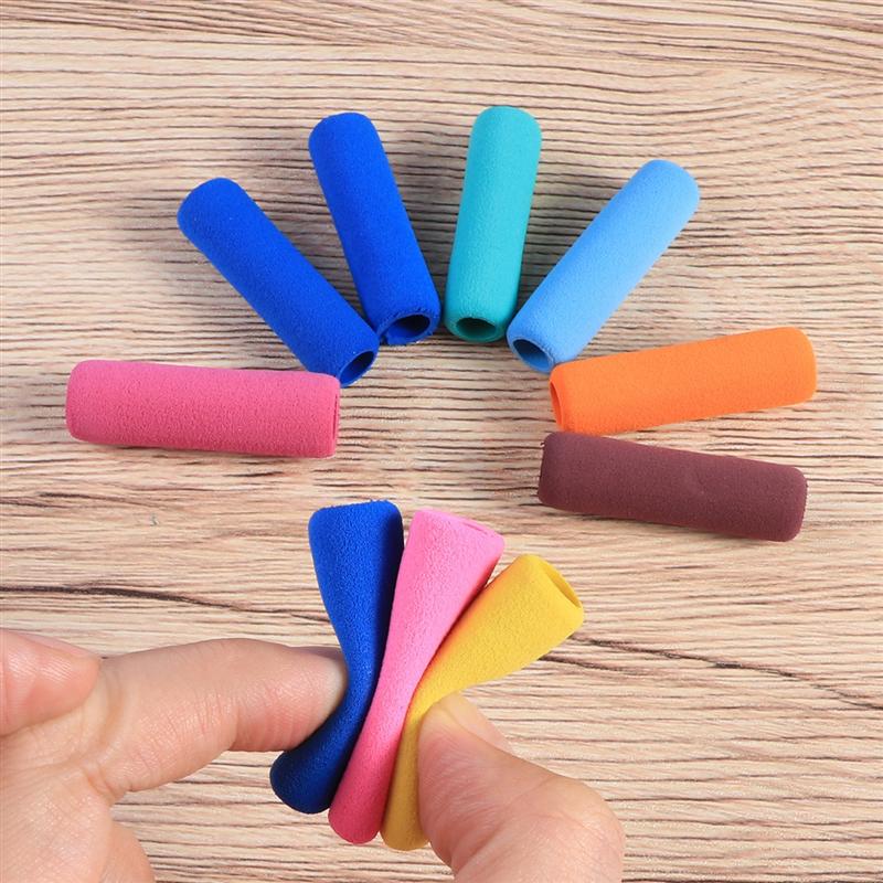 10 pçs esponja caneta titular espuma escrita aperto macio não-skid espuma dedo-protegido apertos para crianças estudante da escola (cor aleatória)