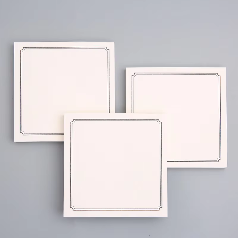 Lees n keer en plak witte kraftpapier plaknotities. Studenten kunnen plakbriefjes afscheuren