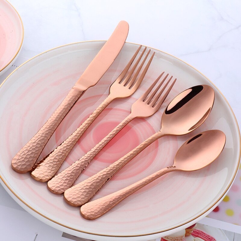 Ylelliset kultaiset aterimet 5 kpl kultaiset aterimet värikäs aterimesetti ruostumattomasta teräksestä musta aterinsetti veitsihaarukkasetti länsimaiset astiat: Ruusukulta