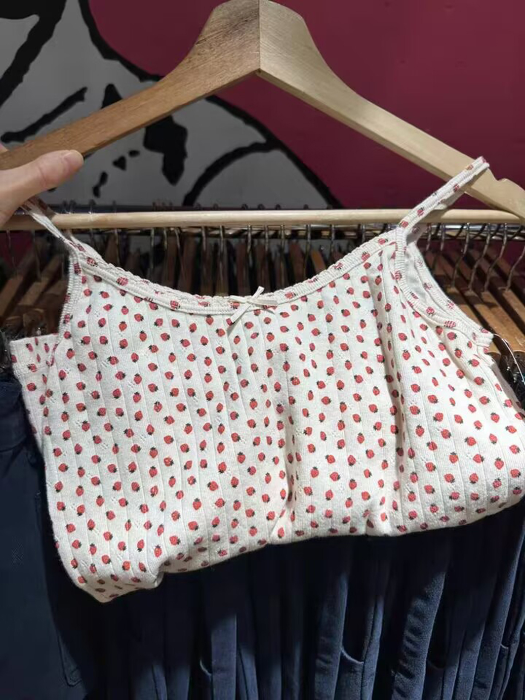 Conjunto de 2 piezas de pantalones cortos con chaleco de fresa para mujer, camiseta sin mangas ajustada con lazo y ojales y cintura elástica, pantalón corto recto de retazos, conjuntos dulces