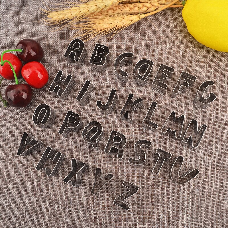 Set van 26 roestvrijstalen koekjesvormen met engelse letters, koekjes, fruit, groente en bakgereedschap.