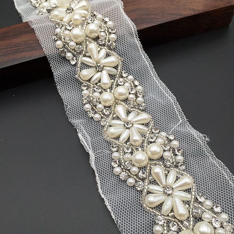 Robe en cristal strass avec des appliques de perles 3D, bricolage de vêtements à coudre, accessoires pour robe de mariée, tissu en maille: off white