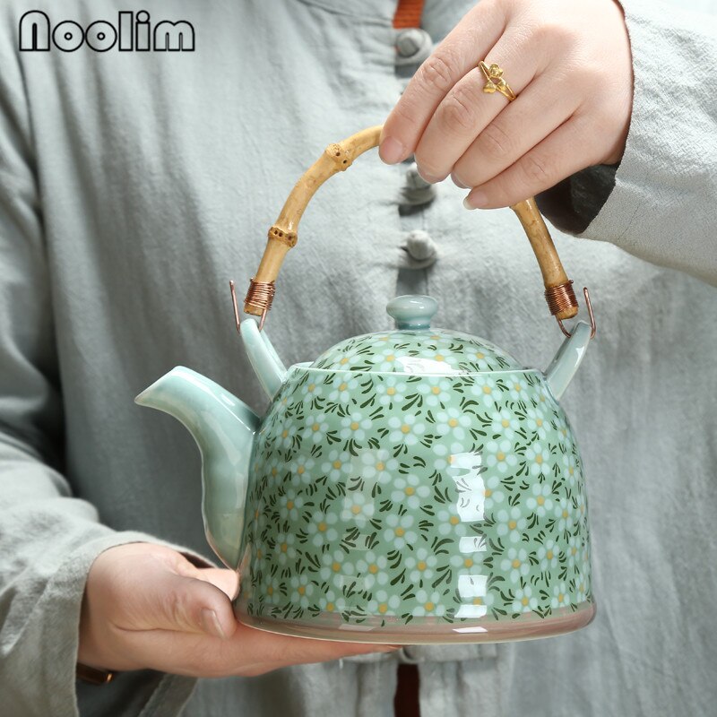 Théière en céramique chinoise traditionnelle peinte à la main, porcelaine bleue et blanche, théière haute température, bouilloire Kung Fu, ornements