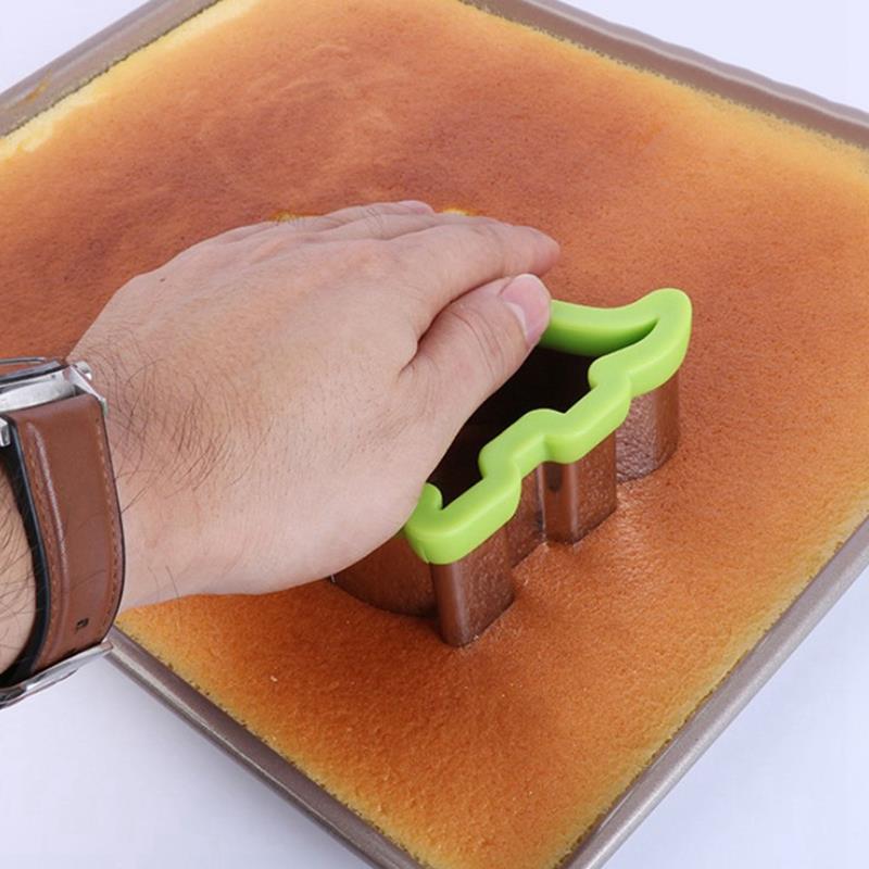 1PCS Random color Stainless Steel Sandwich Cutter Moulds Safe Cartoon Cookie Cutter Fruit Cutter Shape DIY Baking Kitchen Tools