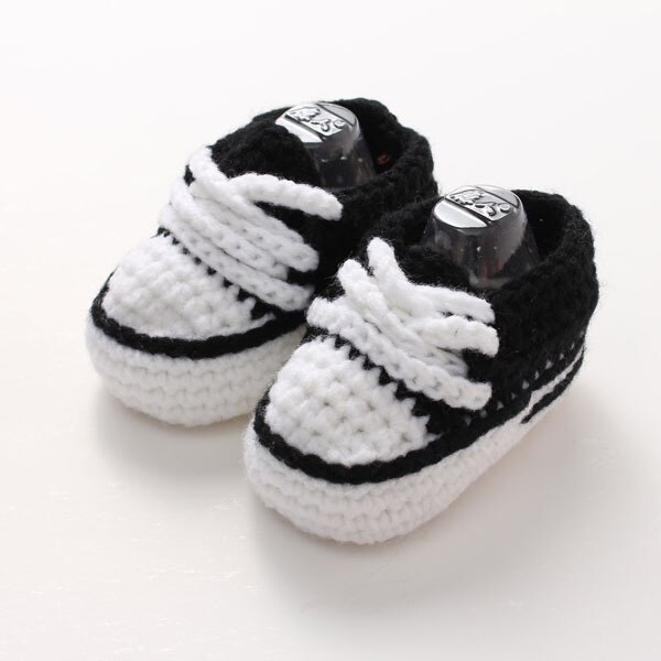 Multifarvet strikket baby krybbe sko håndlavet spædbarn hæklede støvletter snøre nyfødte sko 10cm: Sort