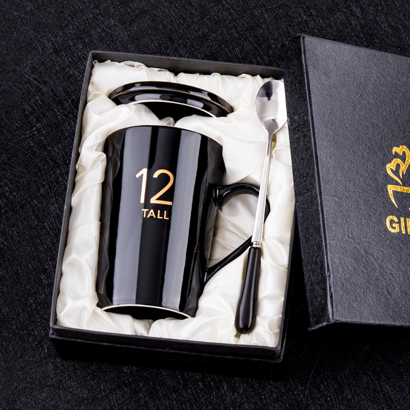 420/580ml keramiska muggar bokstavsnummer mönster muggar med sked lock svart och guld mjölk kaffekopp drinkware