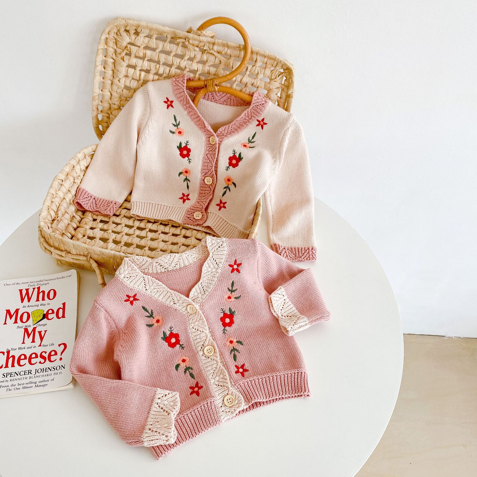 herbst Neue Baby Mädchen betroffen Strickjacke Nette Blume Stickerei zur Seite fahren Langarm Kleine Mädchen Strickjacke Jacke freundlicher betroffen Spitzen