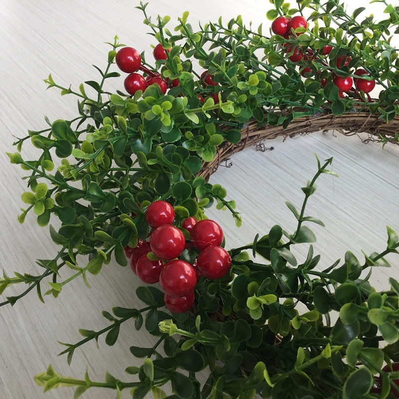 17 Cal sztuczna zielona liście eukaliptusa czerwone jagody wieniec z przodu dekoracja drzwi boże narodzenie drzwi girlanda