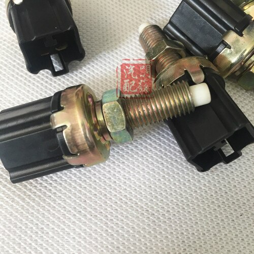 1 stk bremselyskontakt/sensor til geely kingkong mk ck  gx2 gc2 lc2 fods bremsekontakt