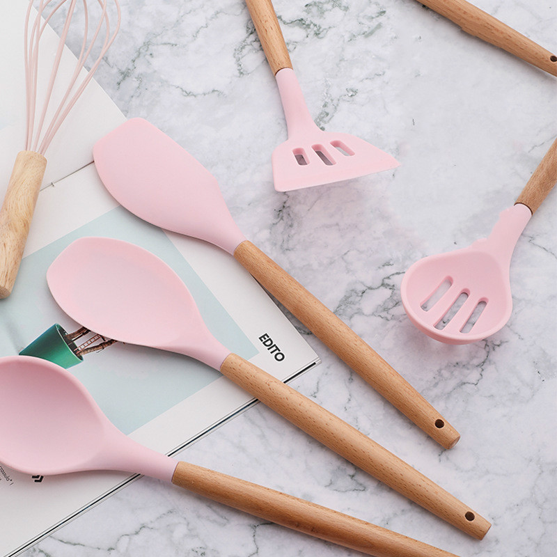 Rosa matlagningsredskap silikonredskap med trä multifunktionshandtag non-stick spatel slev äggvispar spade
