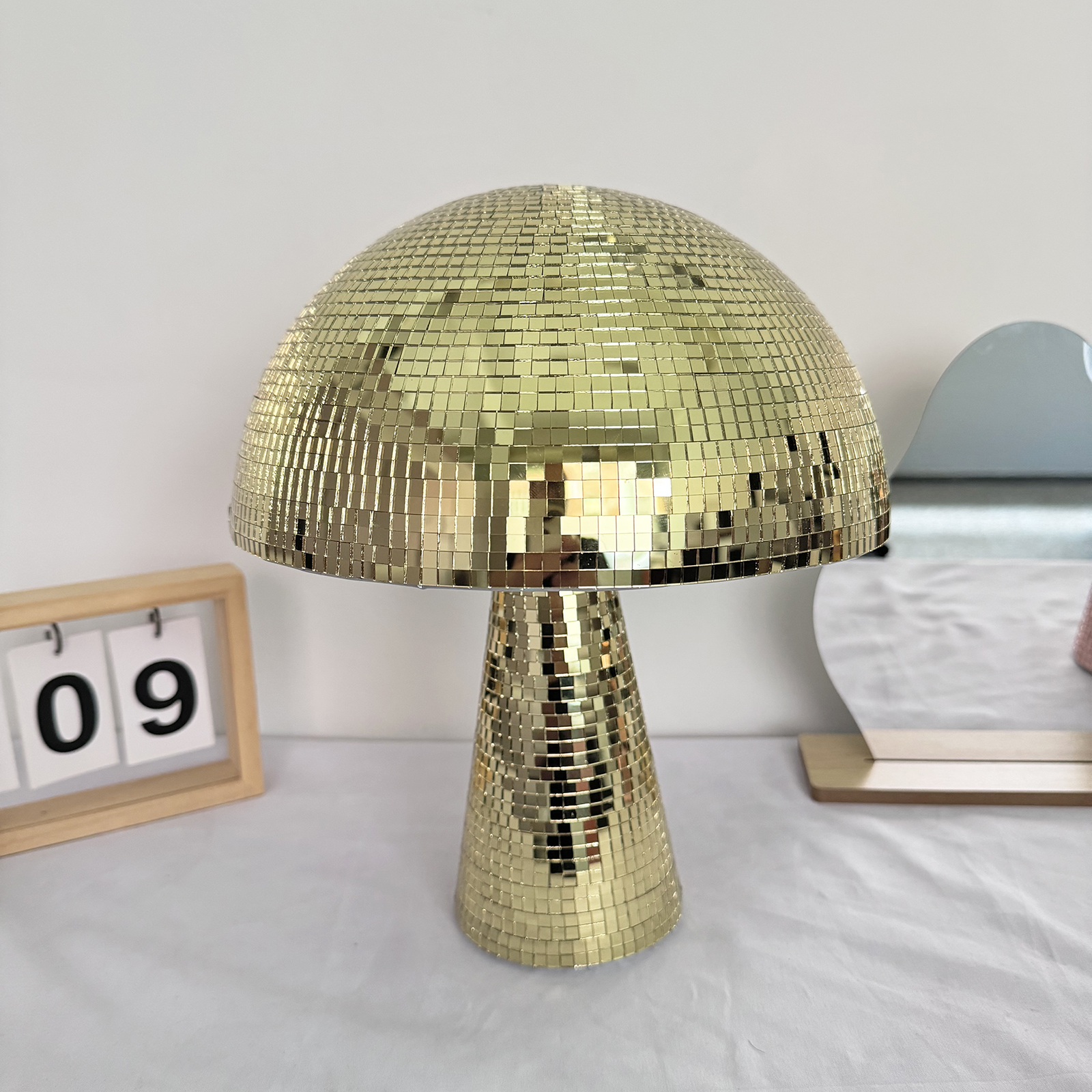 Bola de espejo de discoteca con forma de seta reflectante Retro, luz de DJ, decoración moderna para el hogar, esculturas y figuras para en casa de graduación y sala de fiestas: M / Verde claro