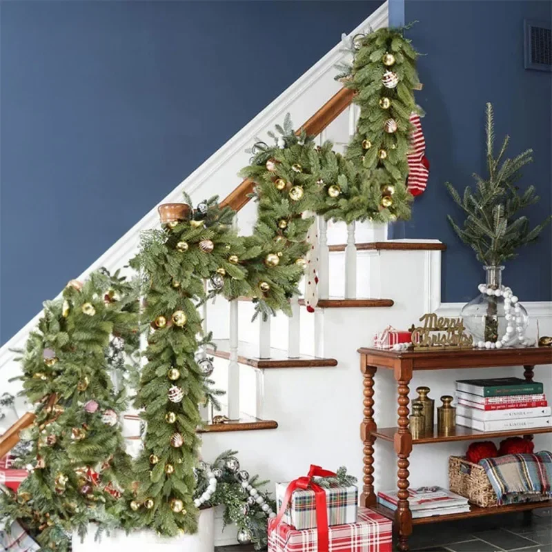 Kerstdecoratie: dennennaalden, cipressenbladeren, dennenboombladeren, nep-deurhanger, nep-rotanwanddecoratie