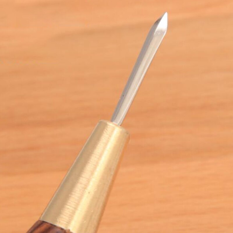 Tailleur coupant le cuir avec un bon manche en bois coupant l'artisanat du cuir