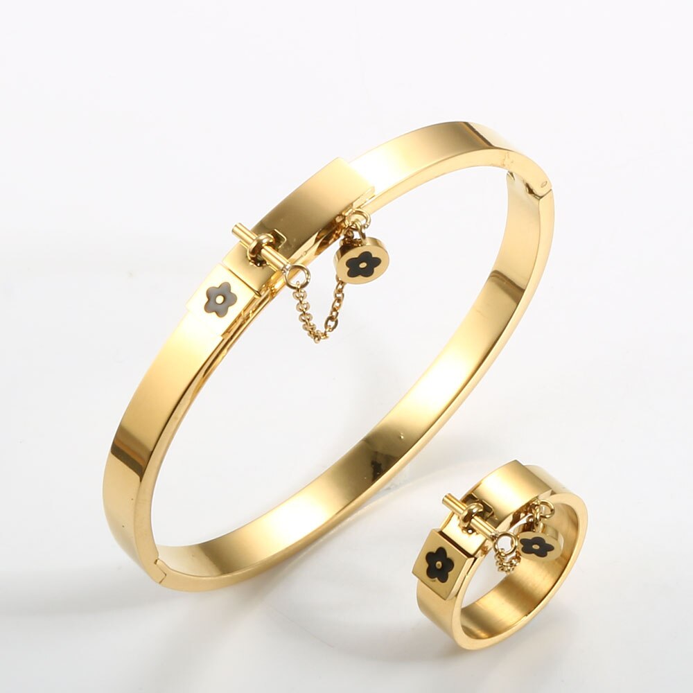 Conjunto de joyería de lujo de acero inoxidable chapado en oro para hombre y mujer, anillo de dedo con amuleto de la flor de la suerte, brazalete, para pareja