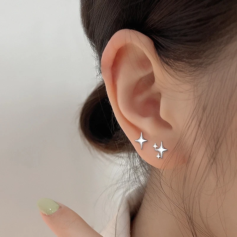 Pendientes asimétricos de estrella de cuatro puntas para mujer, aretes de tuerca de superhada, joyería Simple de Color plateado, 925